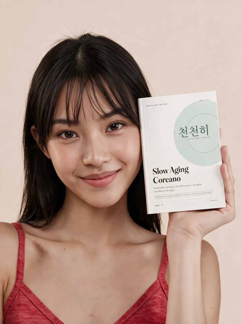 Selfie de uma jovem em casa mostrando o ebook Slow Aging Coreano